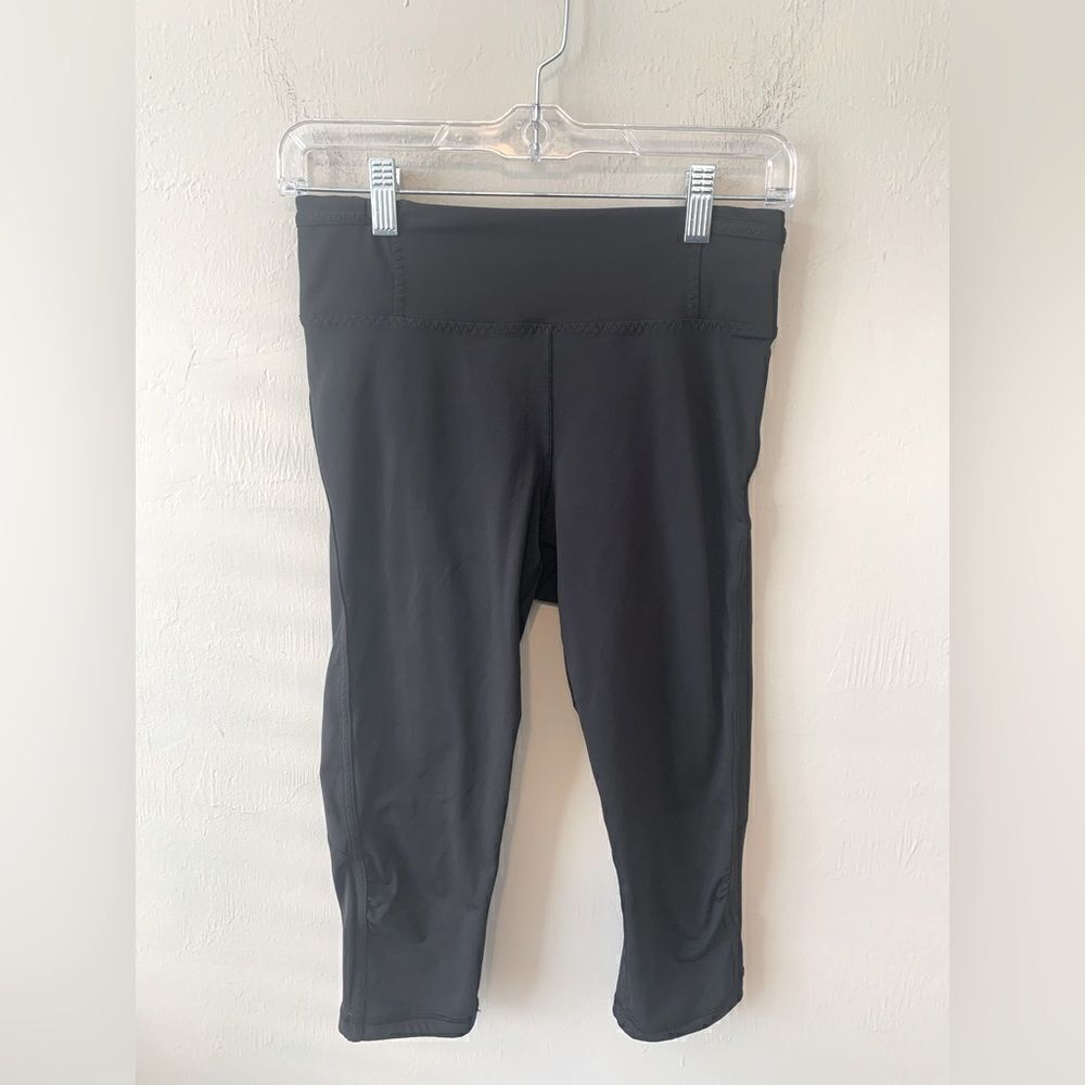 Lululemon black Capri yoga pants size 6‎